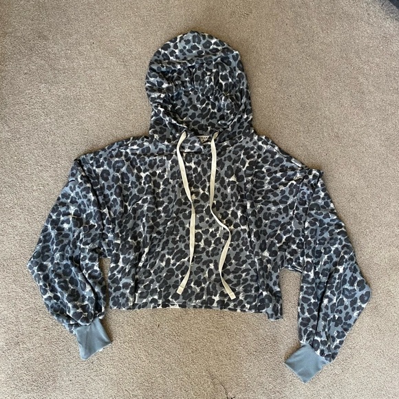 ✨HP✨ Zenana Leopard Pullover Crop Hoodie - Picture 1 of 4